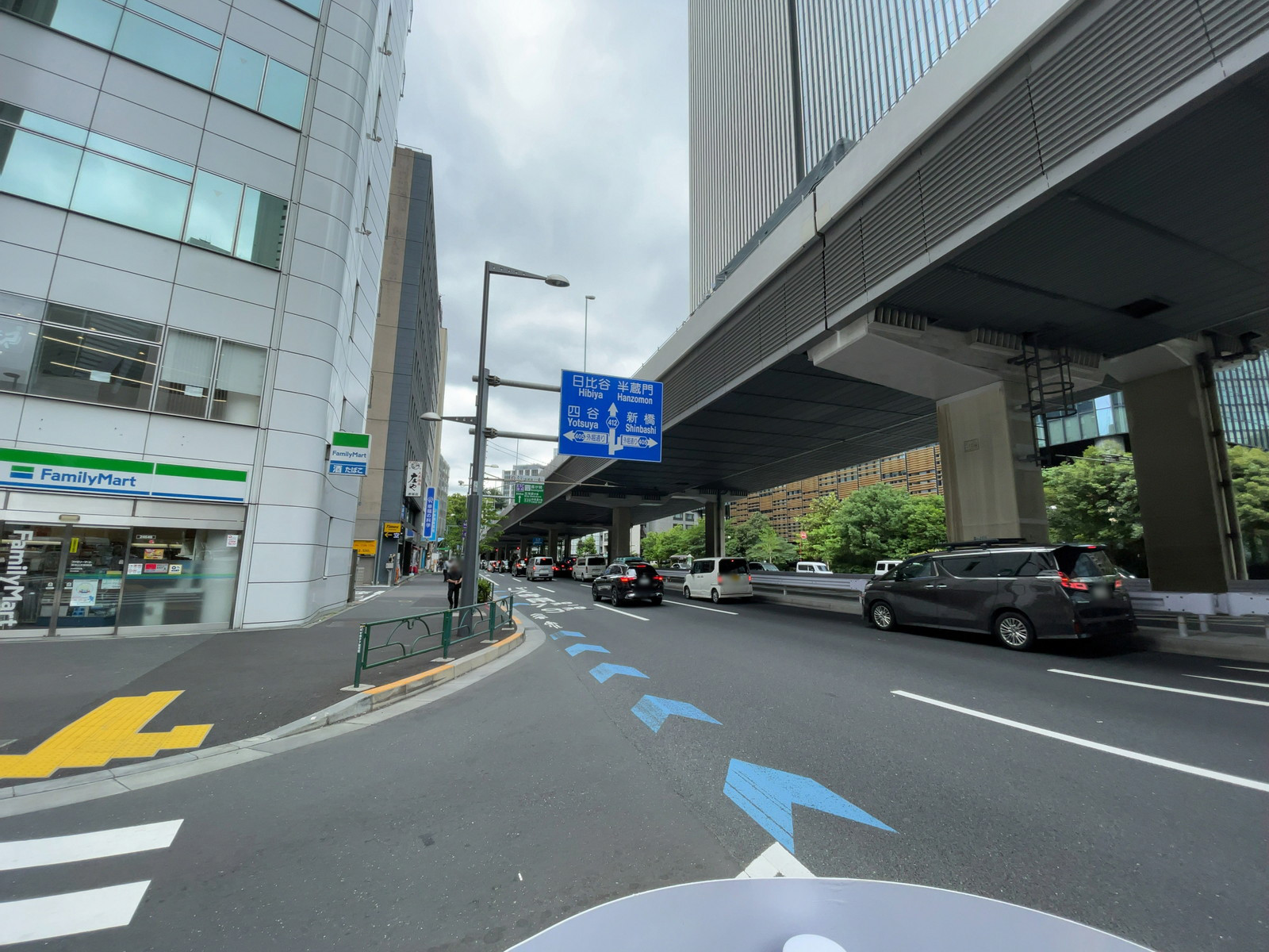 近くの六本木通り