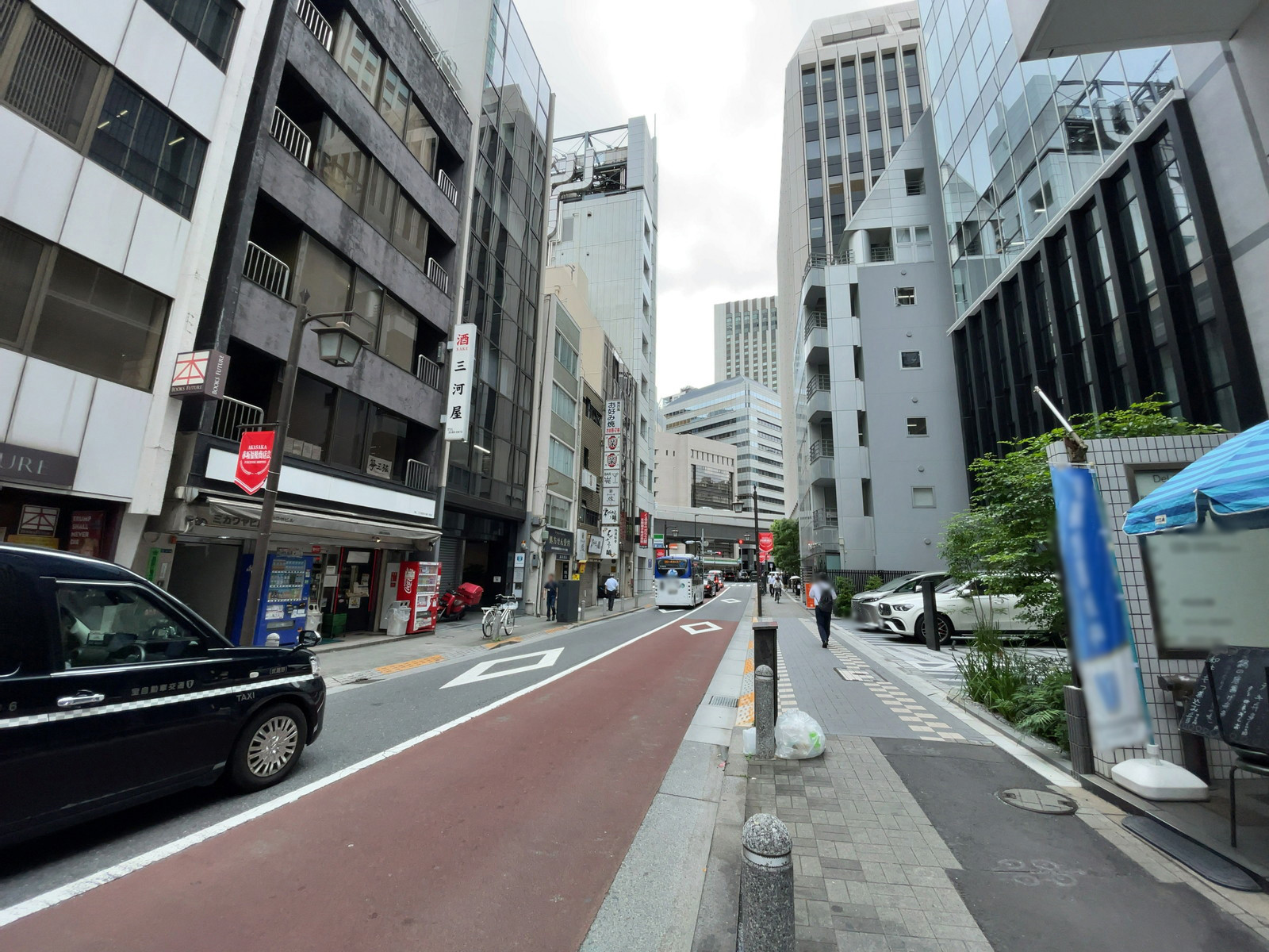 DeLCCS溜池山王ビル前面の通り