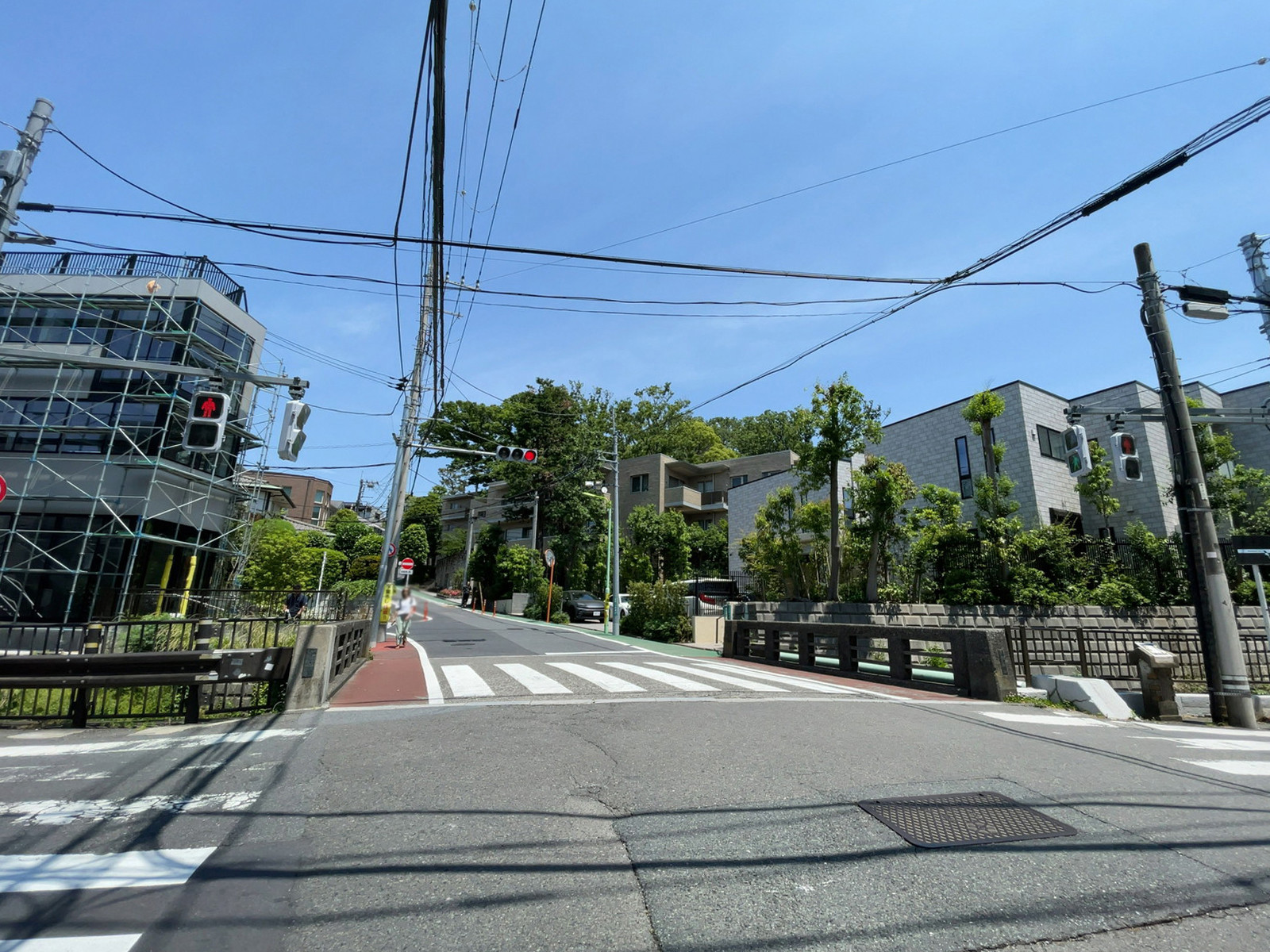 ビル裏手の調布橋