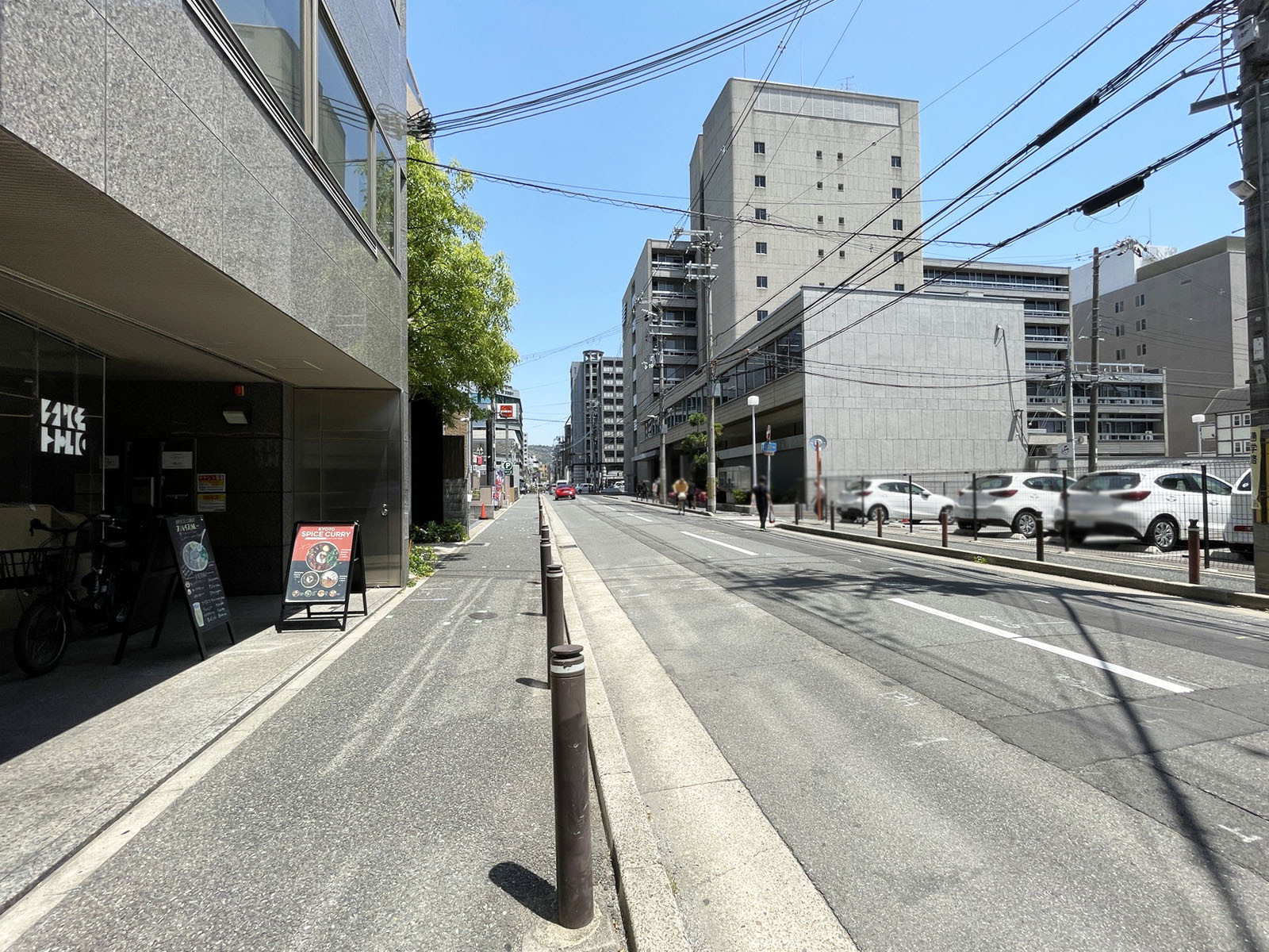 高辻三原ビル前面の通り
