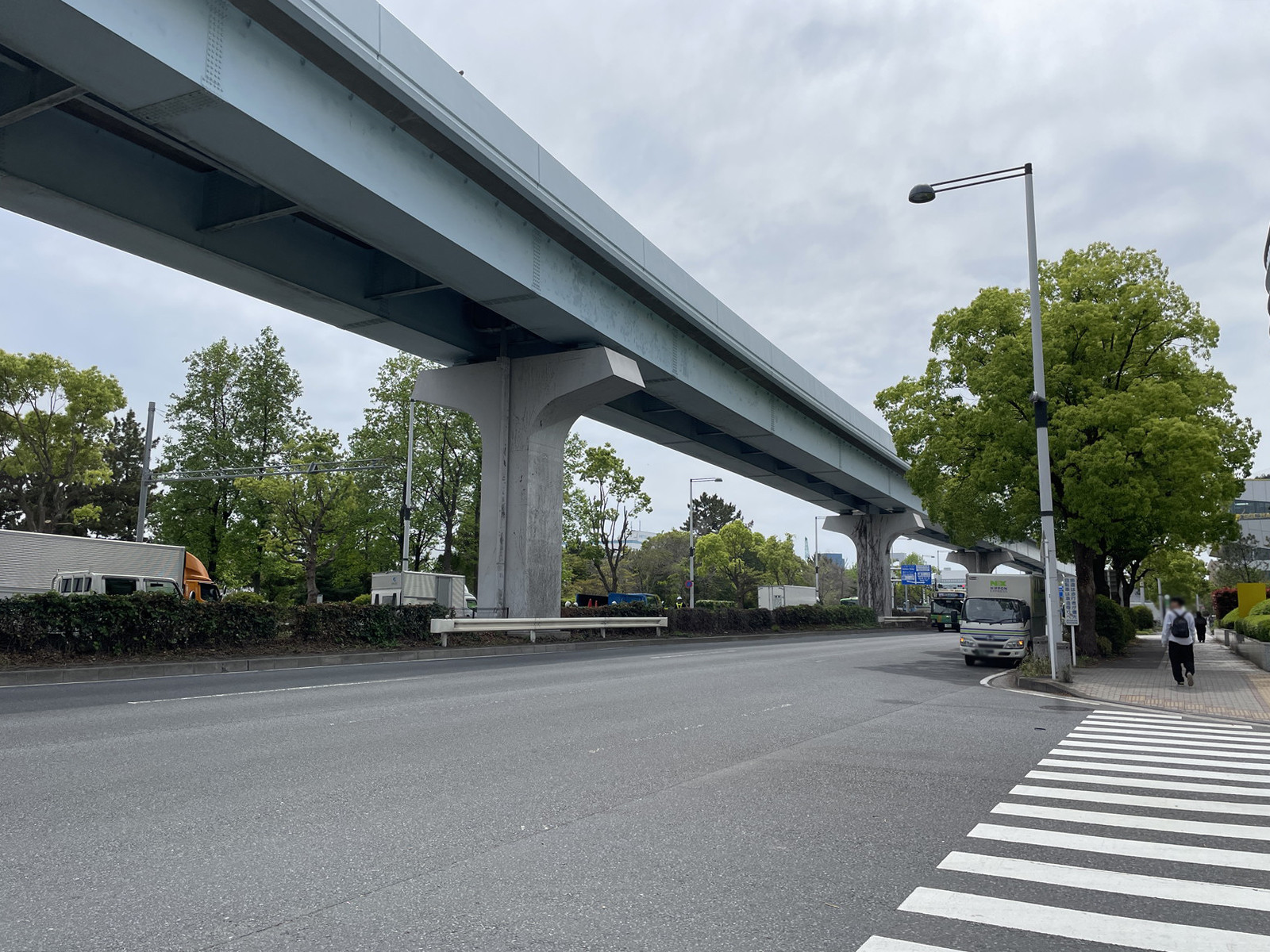 東京ファッションタウンビル東館前面の青海・有明南連絡線
