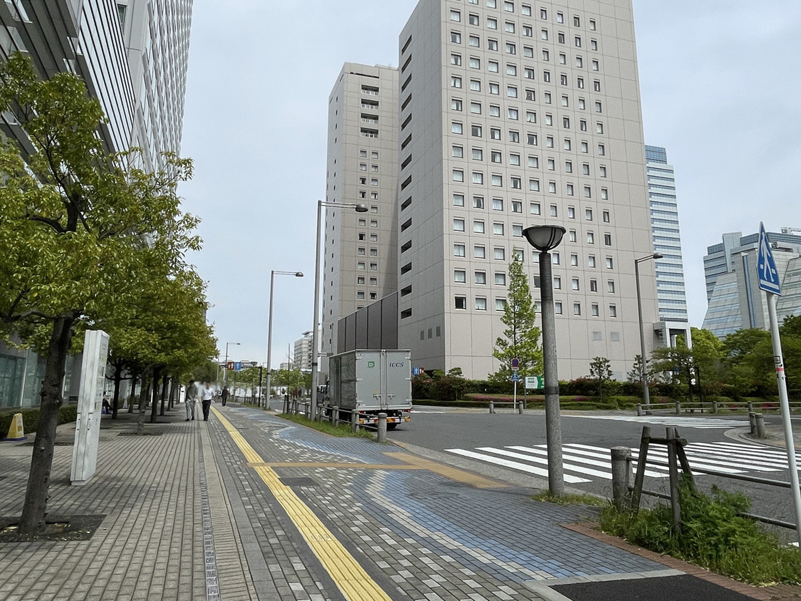TOC有明イーストタワー前面の通り