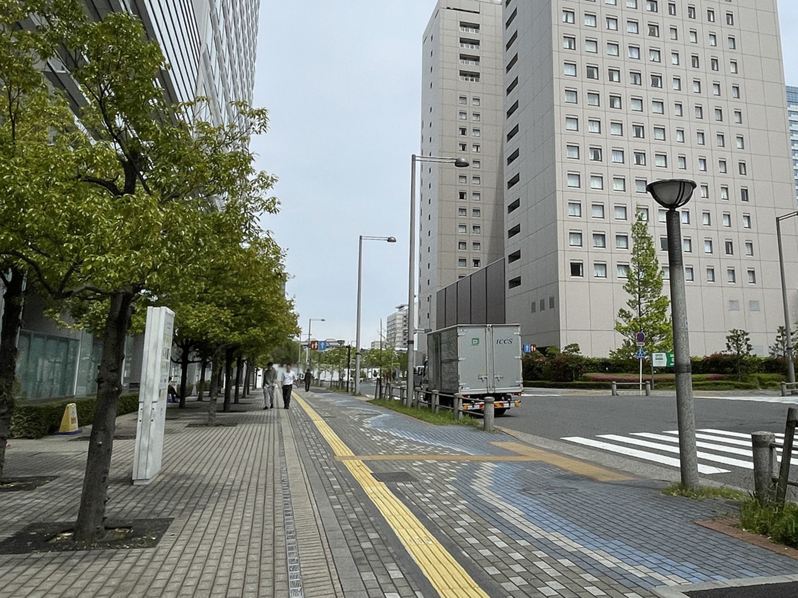 TOC有明ウエストタワー前面の通り
