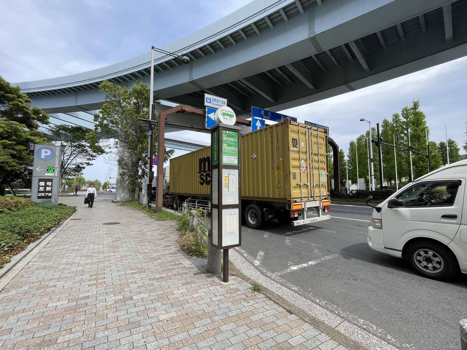 有明セントラルタワー前面の青海・有明南連絡線