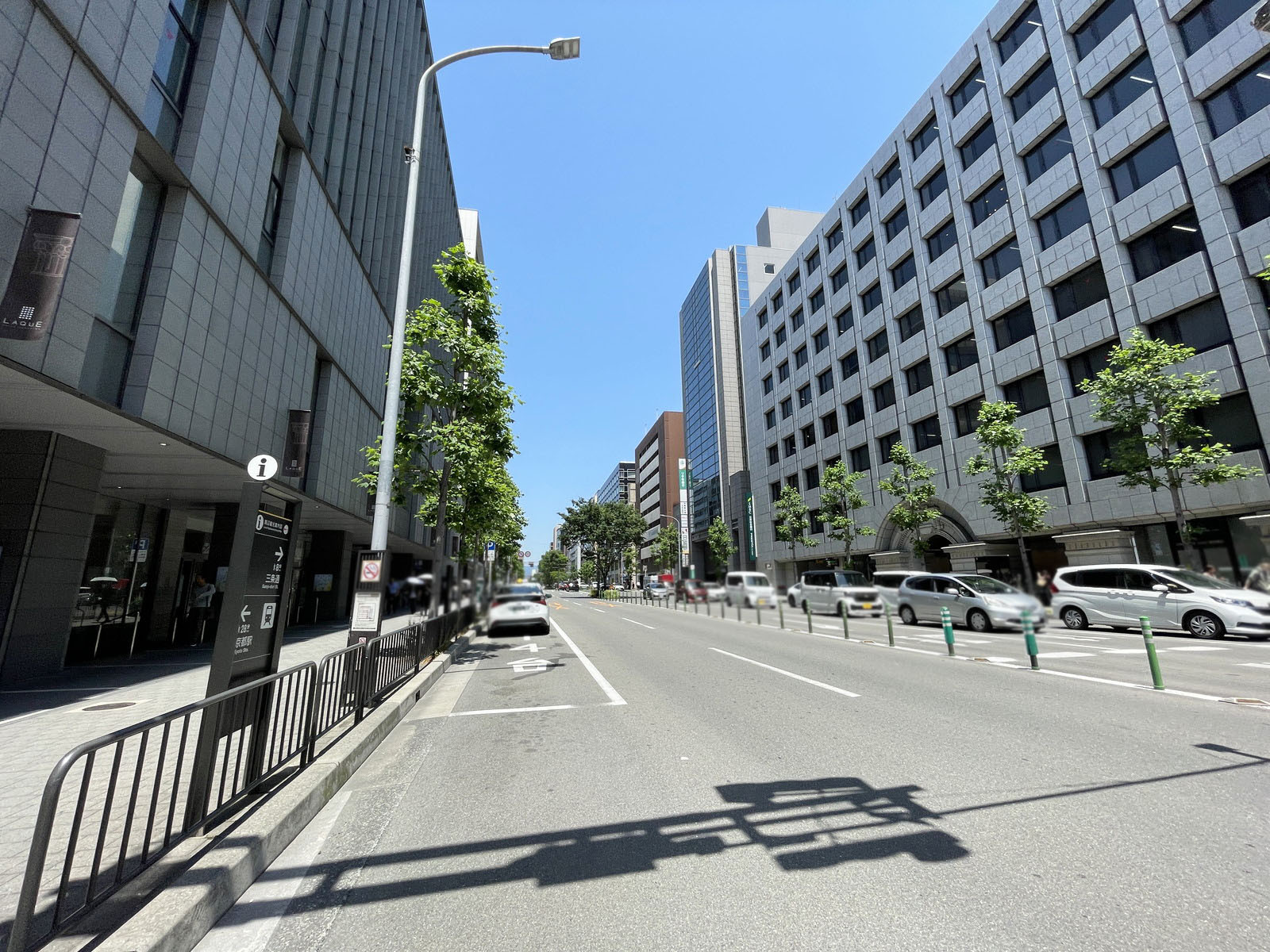 アーバンネット四条烏丸ビル前面の通り