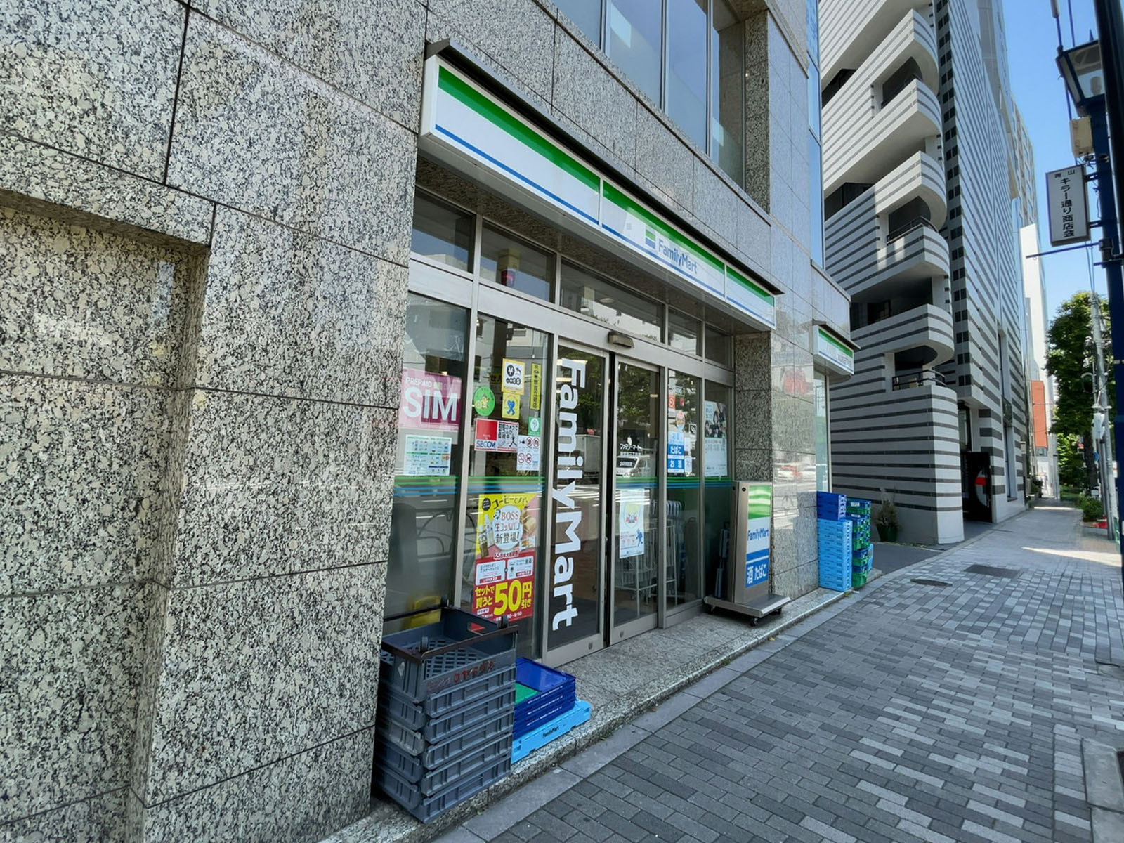 徒歩1分のファミリーマート 神宮前三丁目店