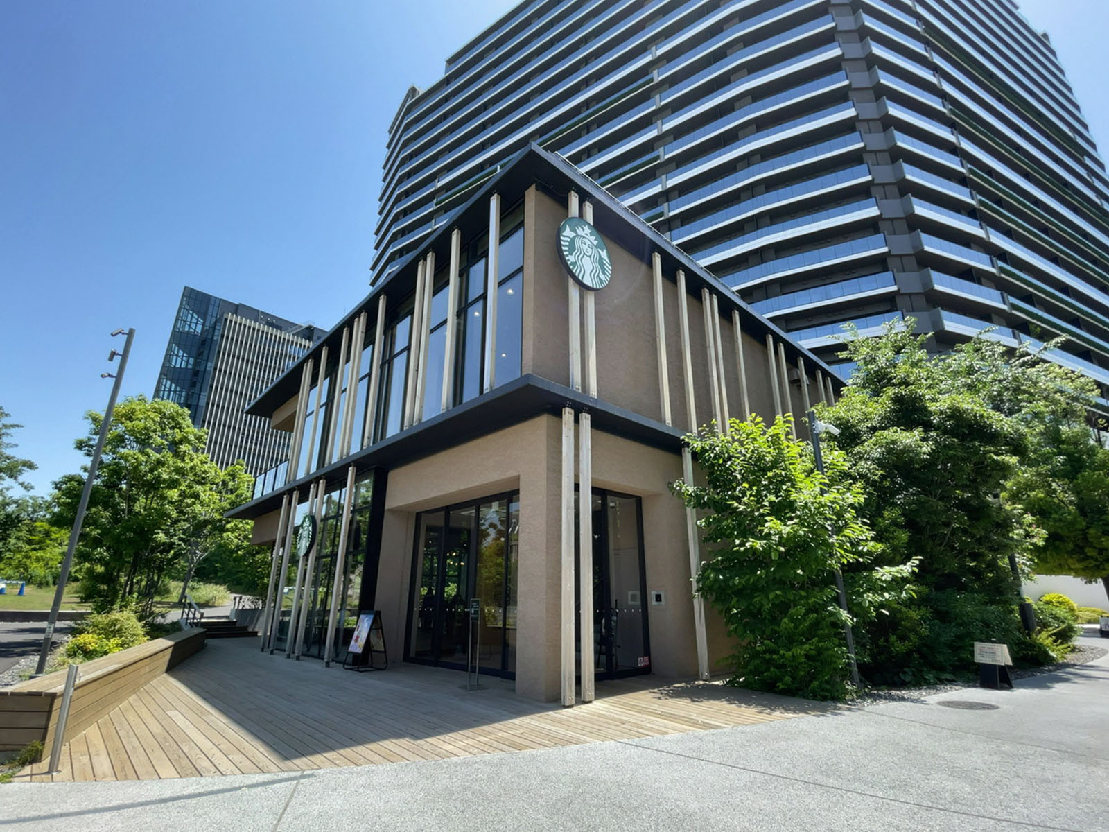 徒歩3分のスターバックス コーヒー 都立明治公園店