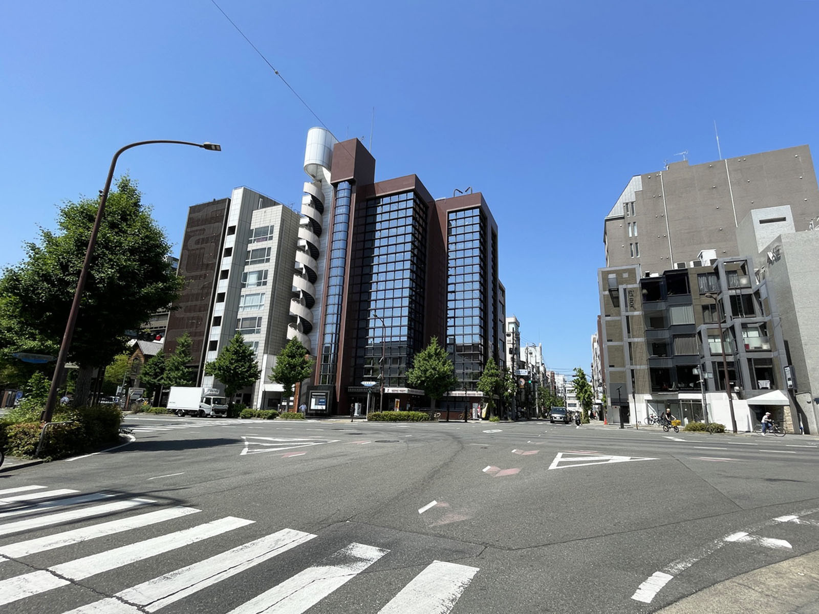 ABビル前面の通り