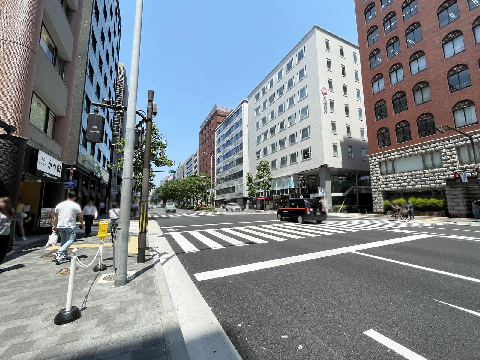 第八長谷ビル前面の通り