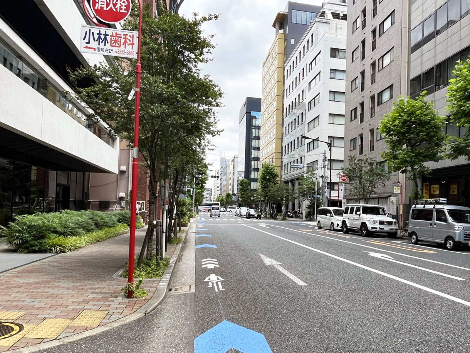 RBM東八重洲ビル前面の平成通り