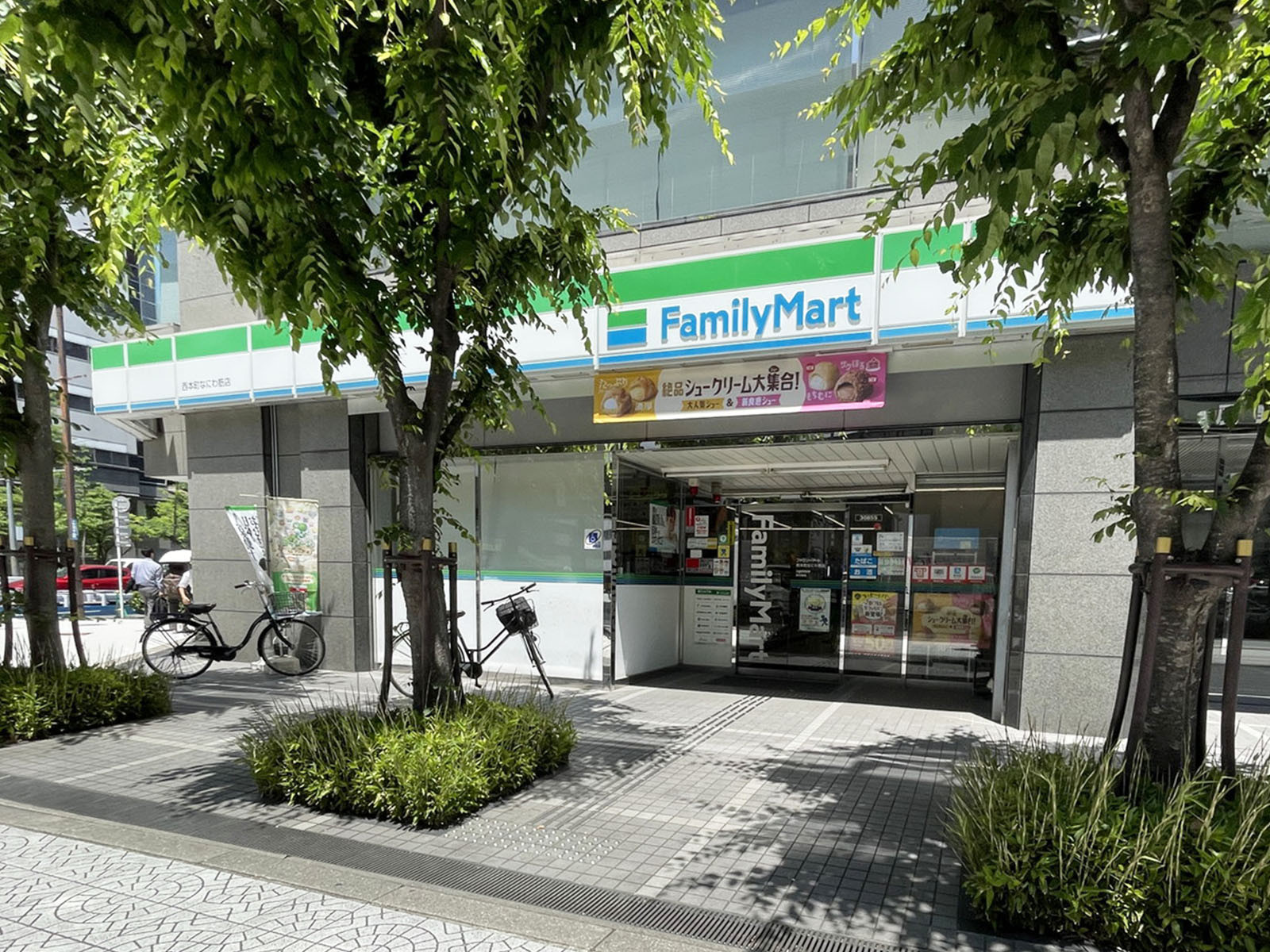 並びにあるファミリーマート 西本町なにわ筋店