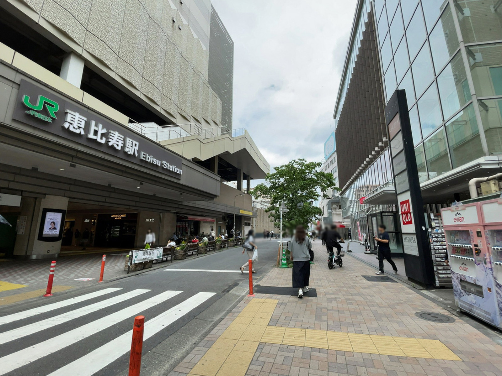 スカイエビスビル前面の通り