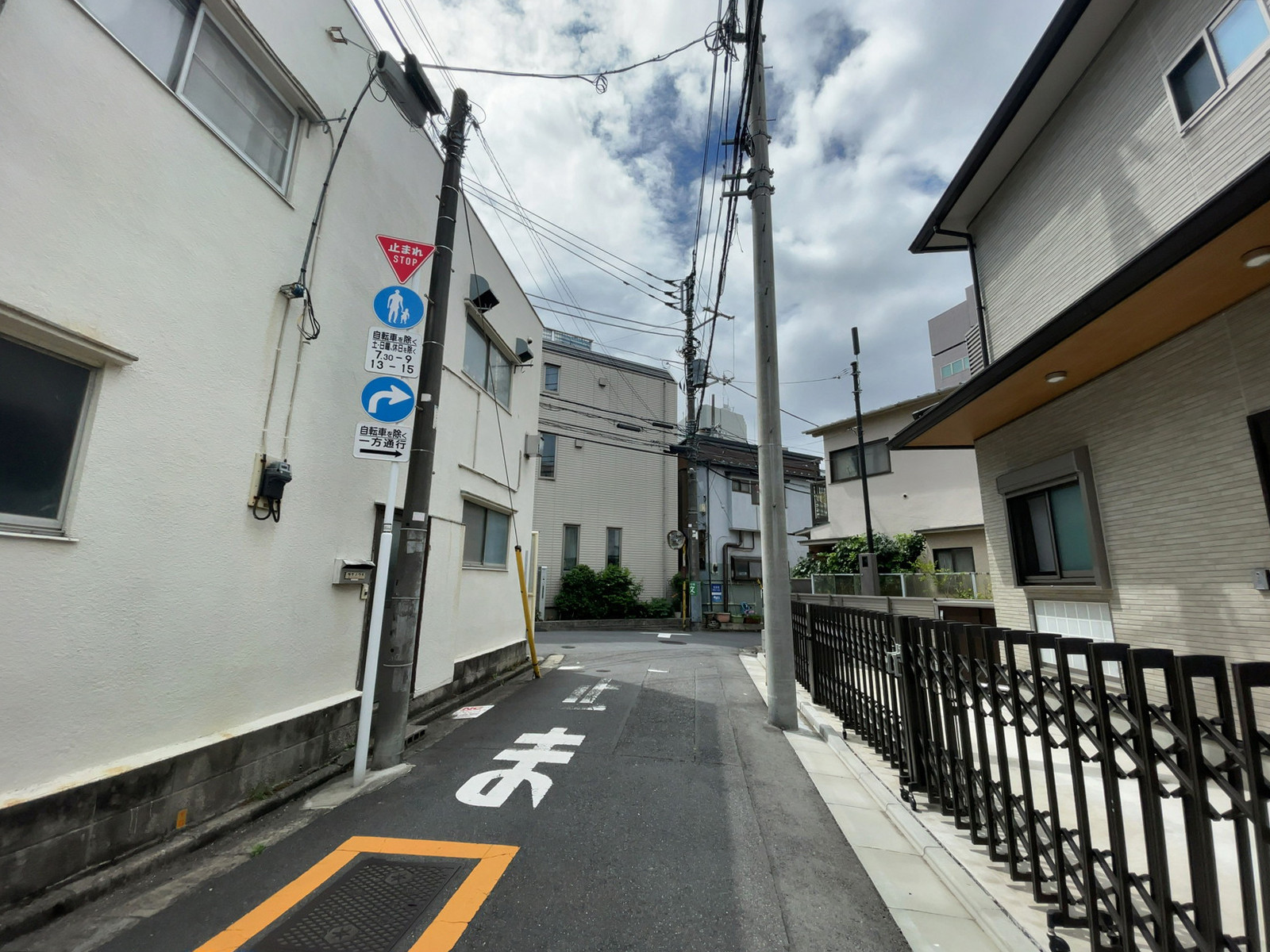 東3丁目オフィス前面の通り