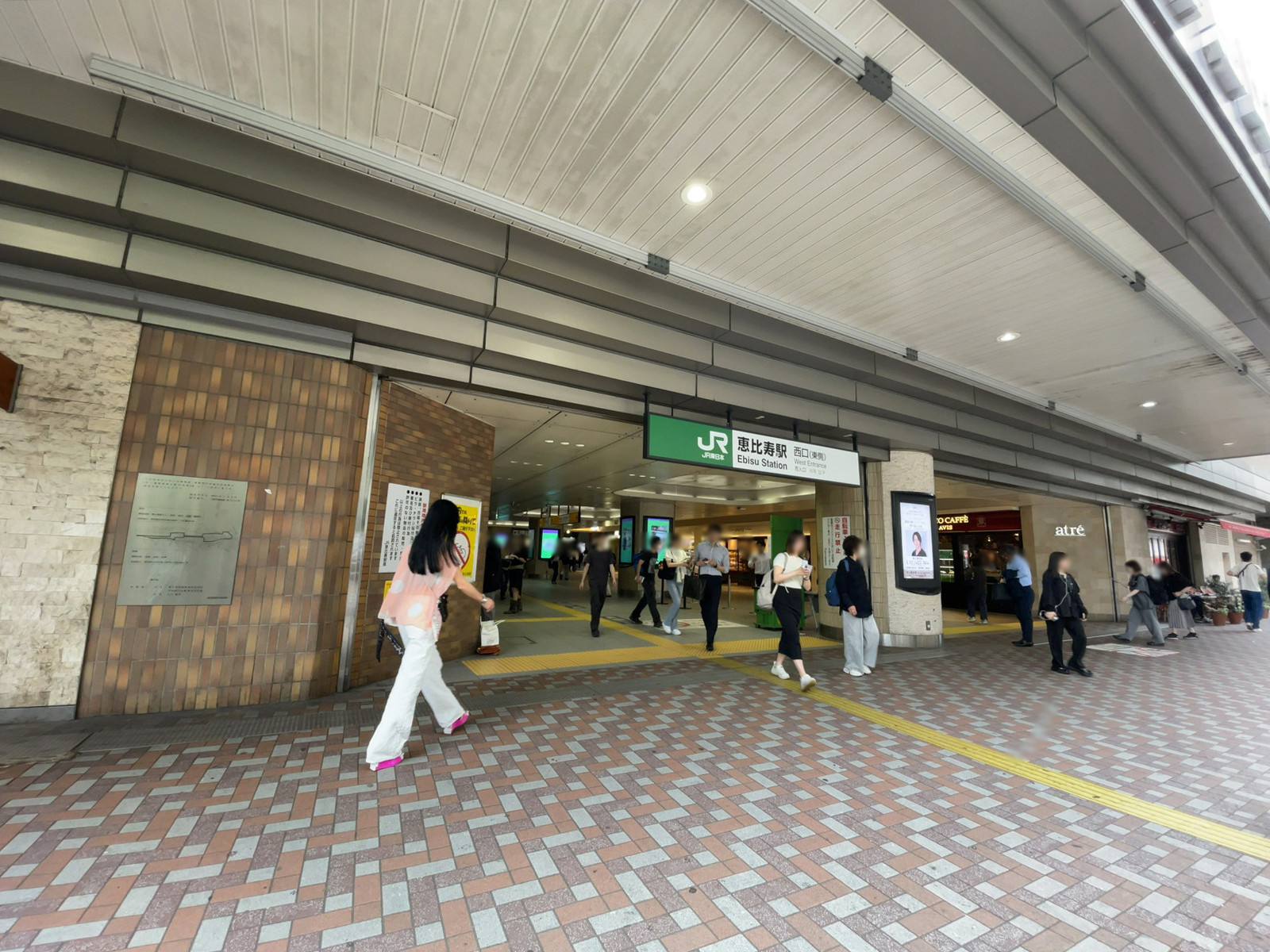 最寄りの「恵比寿駅」