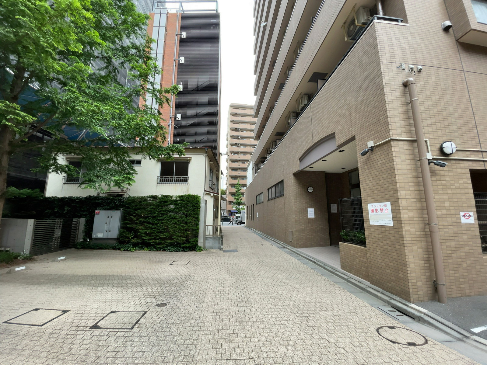 HERMESビル前面の通り