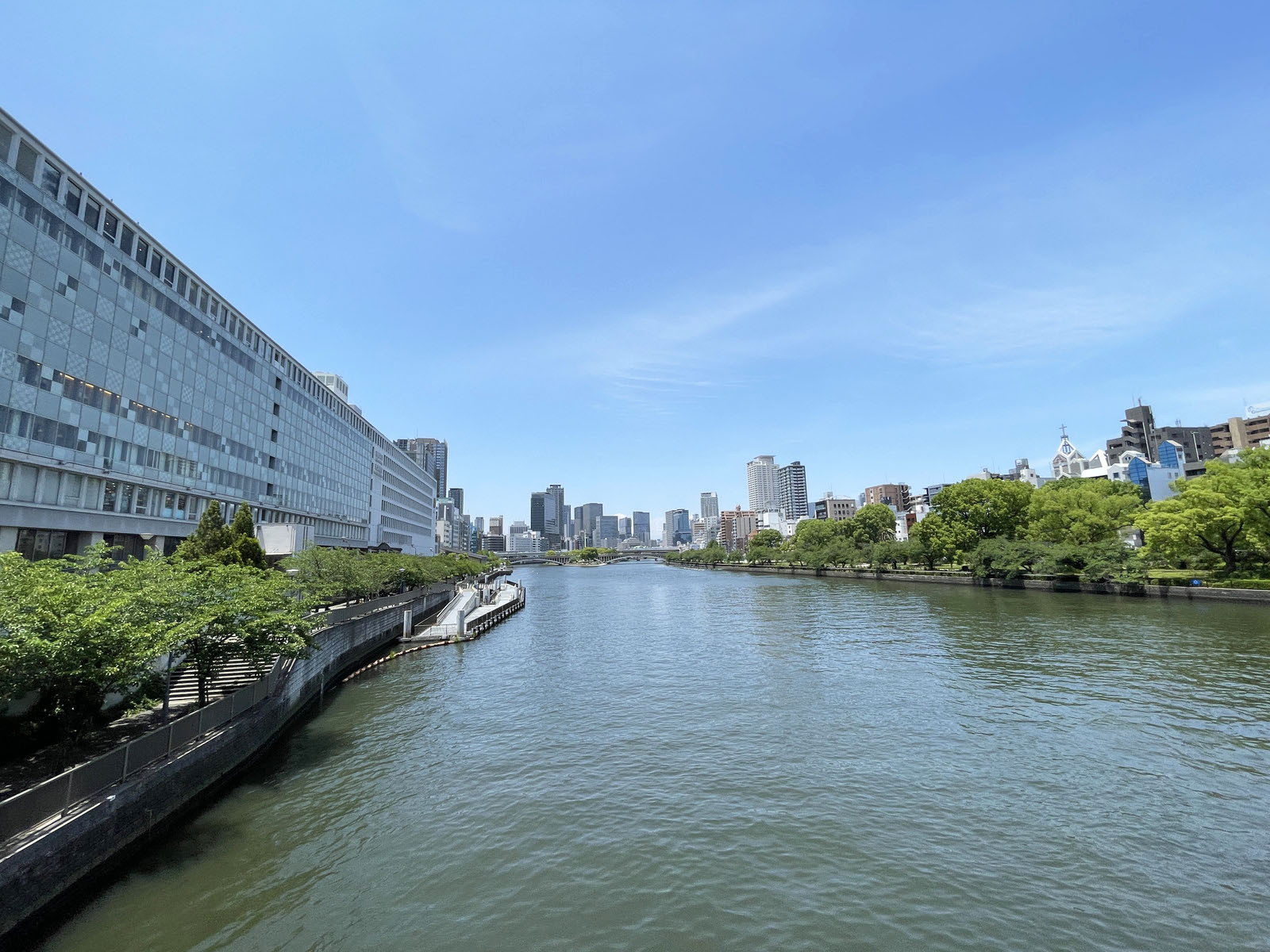 向かいの大川