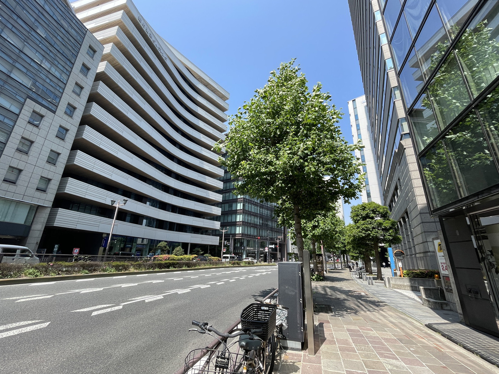 麹町シャインビル前面の新宿通り
