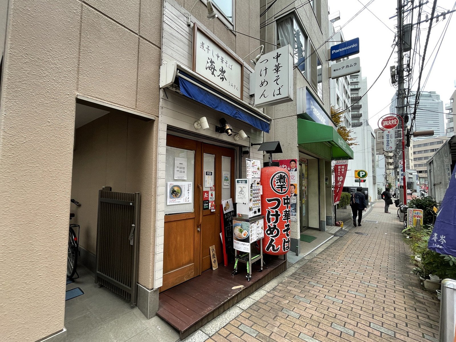 付近には飲食店が点在