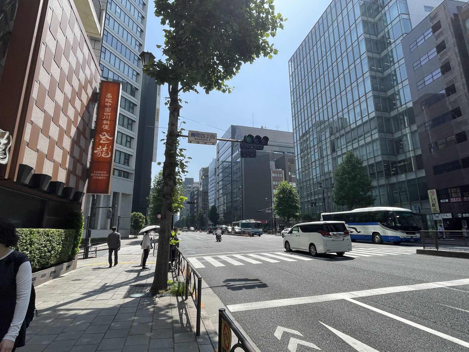 陸マンション前面の新宿通り