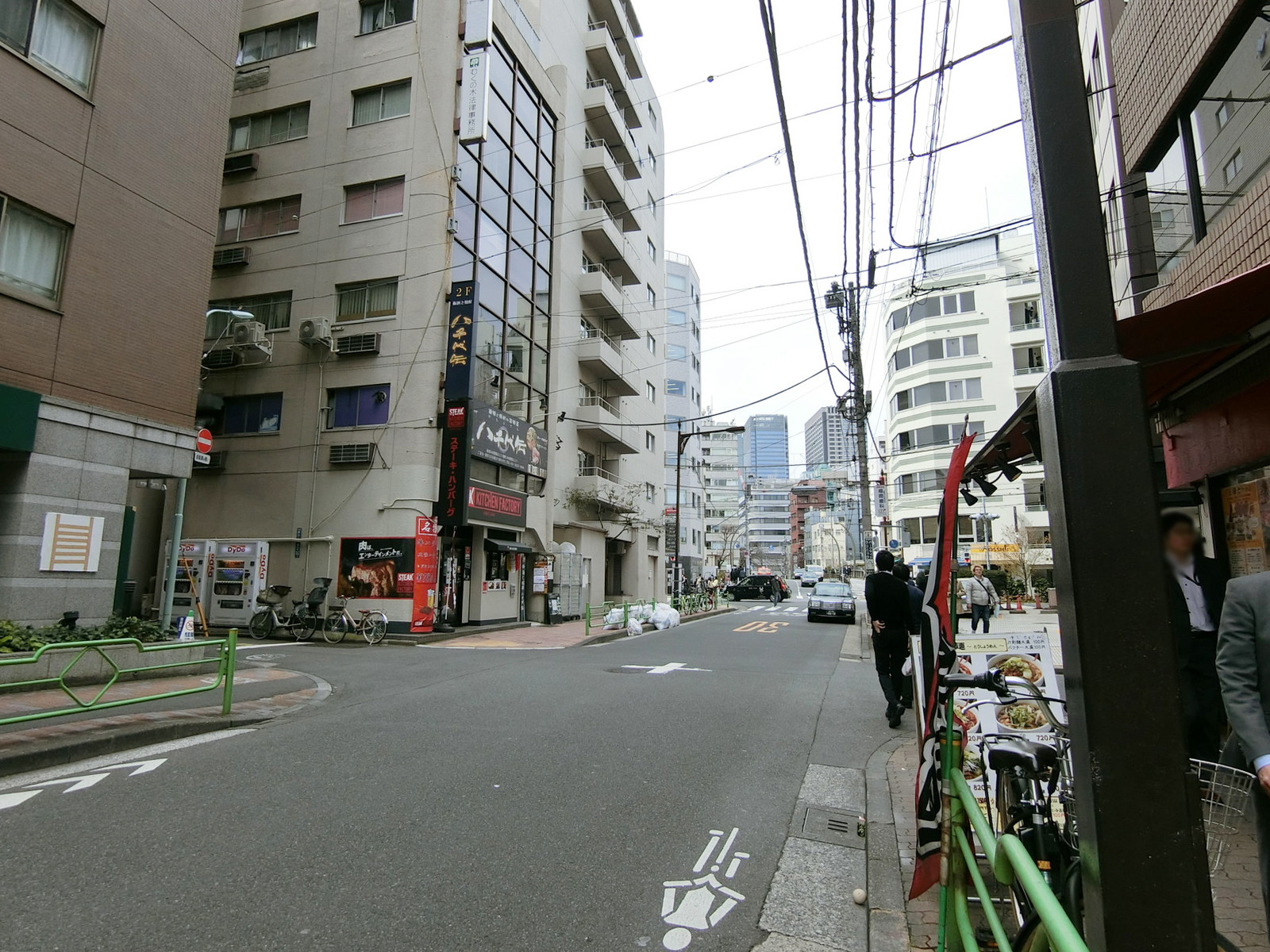 THE HUB茅場町前面の通り