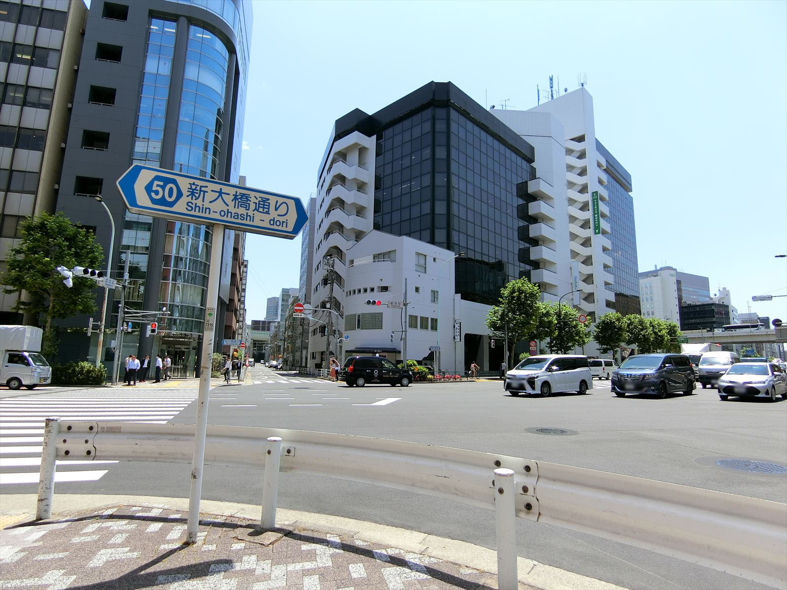 THE HUB日本橋茅場町前面の新大橋通り