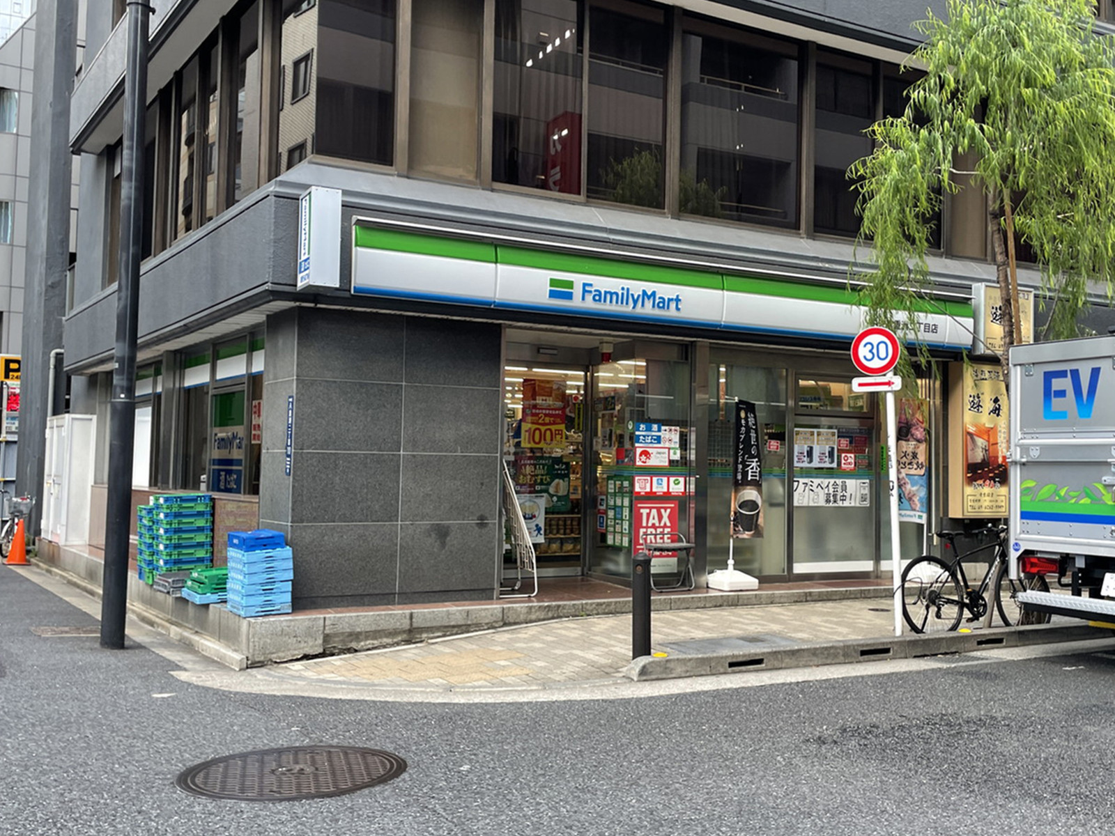 徒歩1分のファミリーマート中央八重洲2丁目店