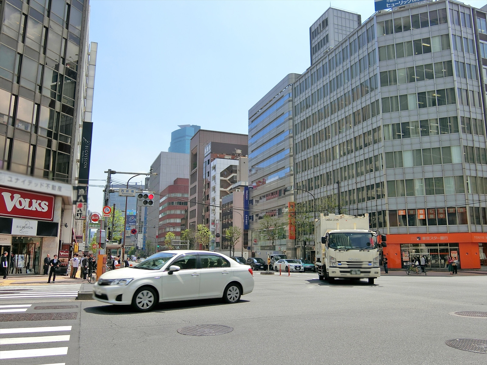 THE HUB新橋前面の通り