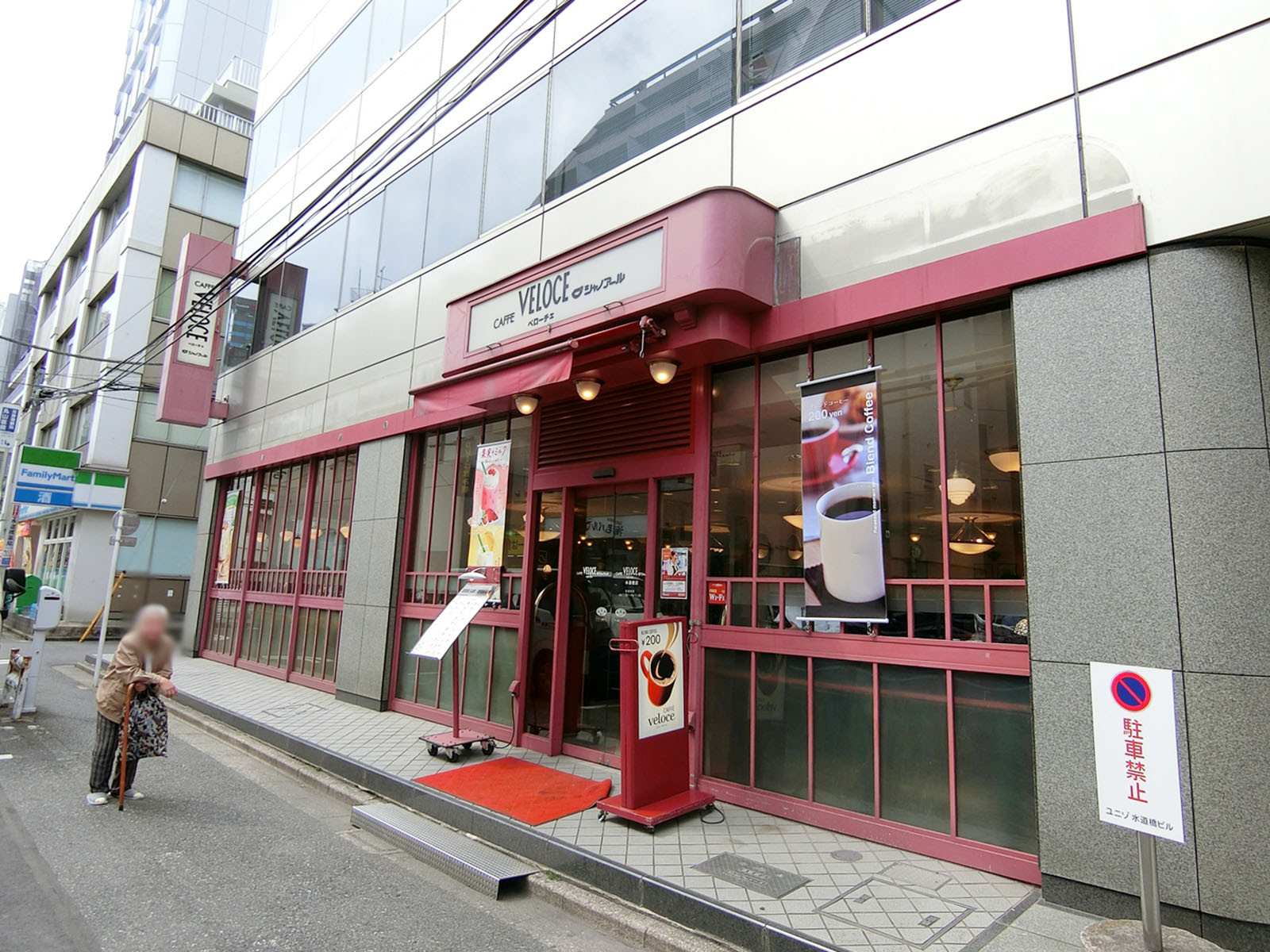 向かいにあるカフェ・ベローチェ 水道橋店