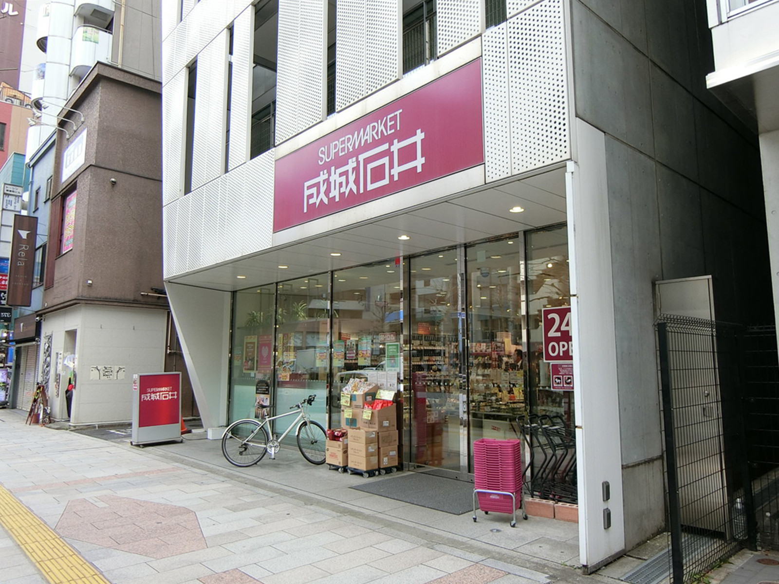 徒歩1分の成城石井 神保町店