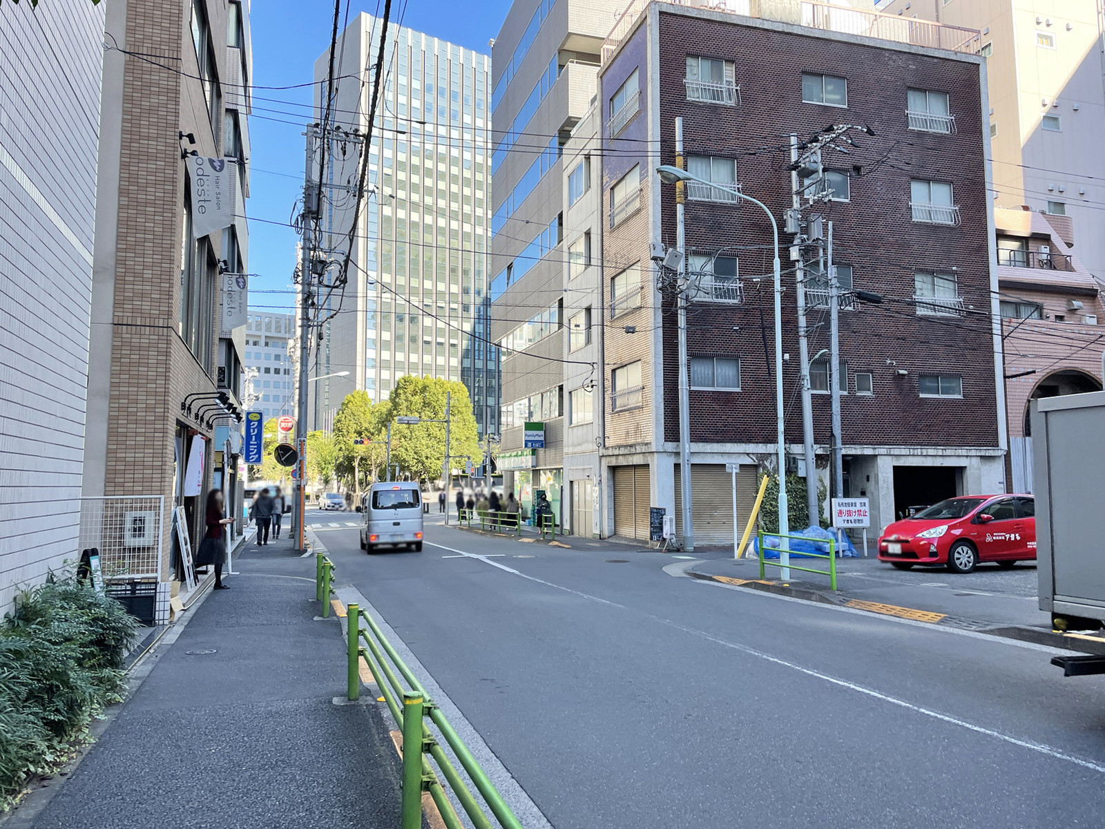 BIZcomfort日本橋新川前面の通り