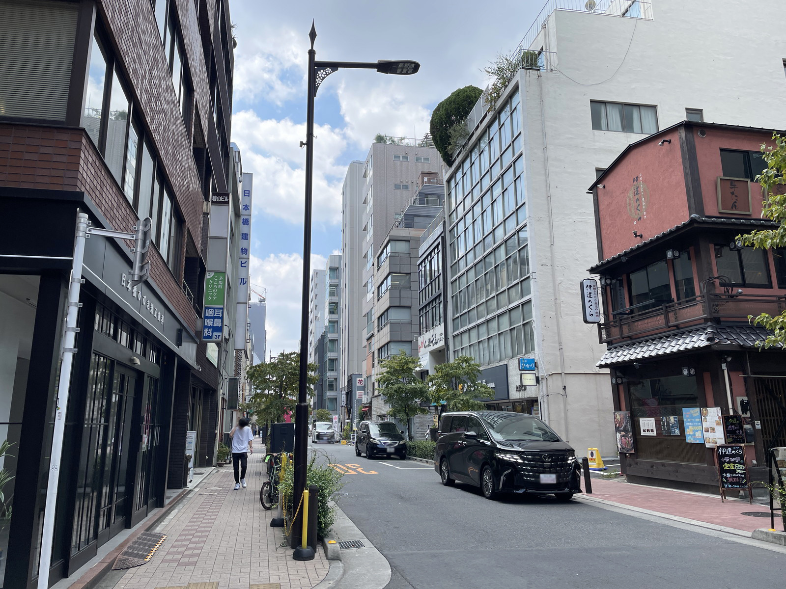 BIZcomfort日本橋茅場町前面の通り