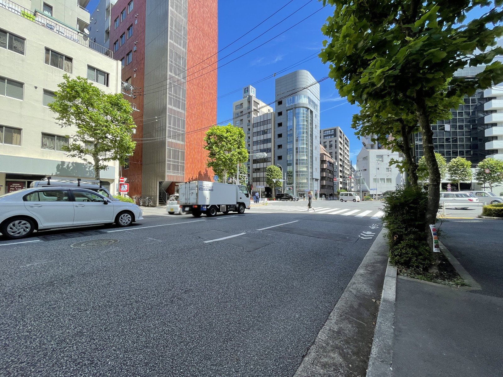 BIZcomfort日本橋小網町前面の通り
