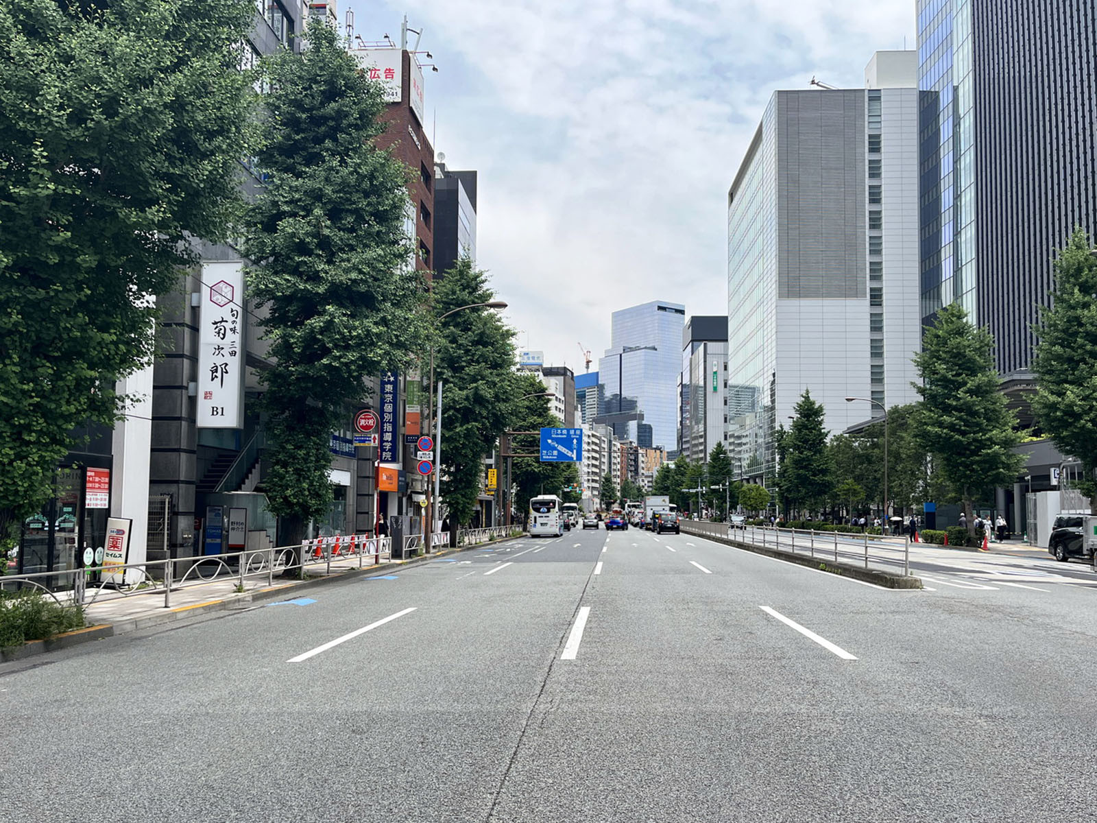 THE HUB 田町前面の第一京浜