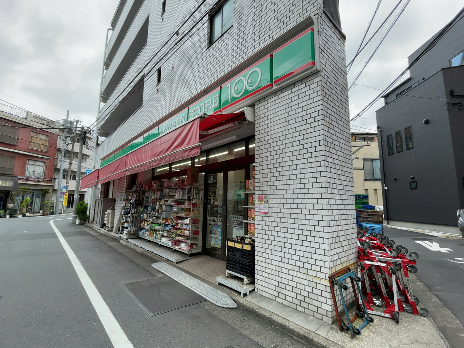 徒歩1分のローソンストア100 渋谷恵比寿二丁目店