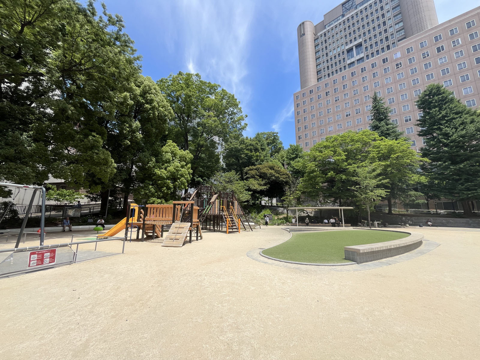 付近の千代田区立錦華公園
