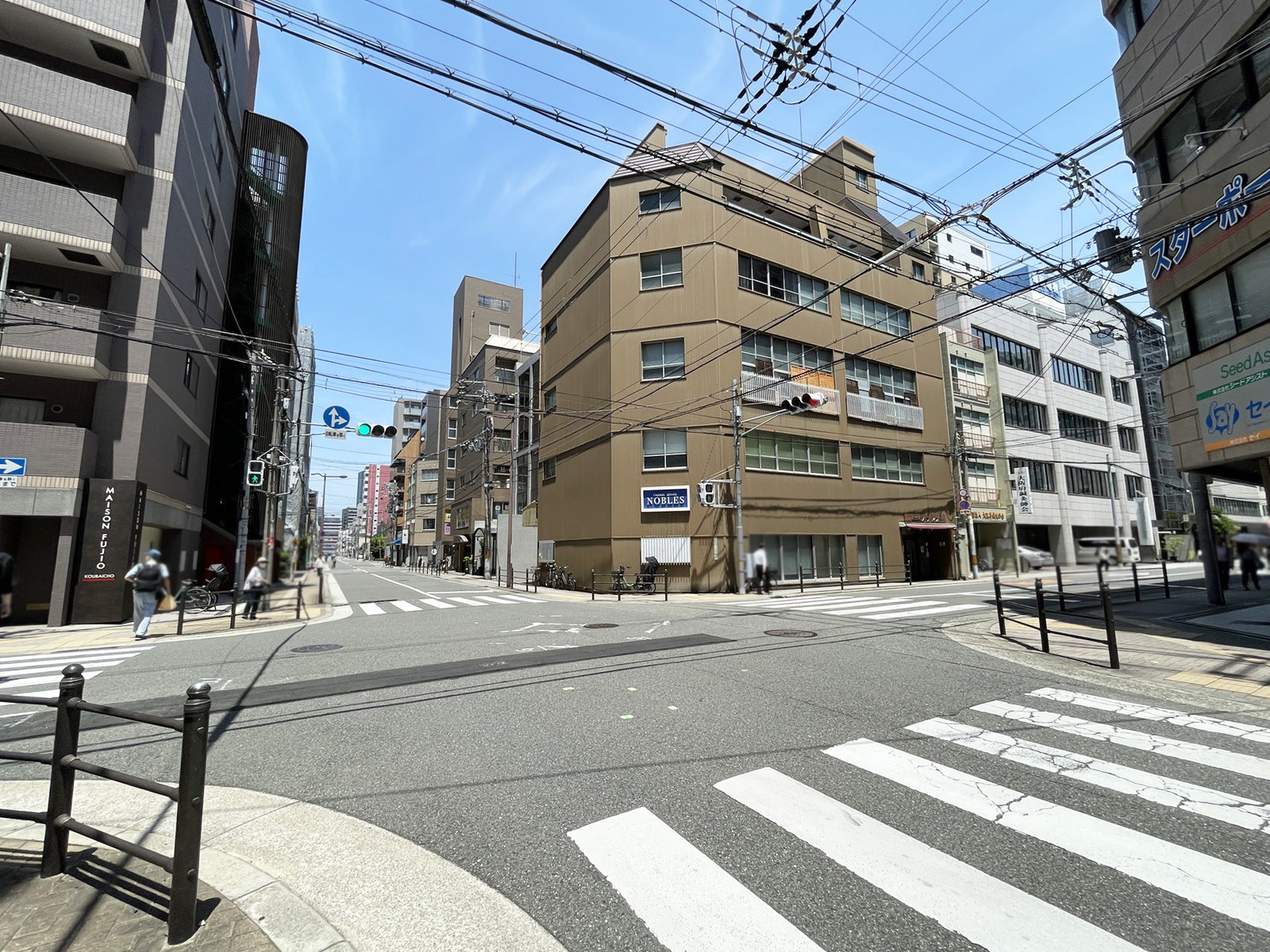 若杉センタービル別館前面の通り