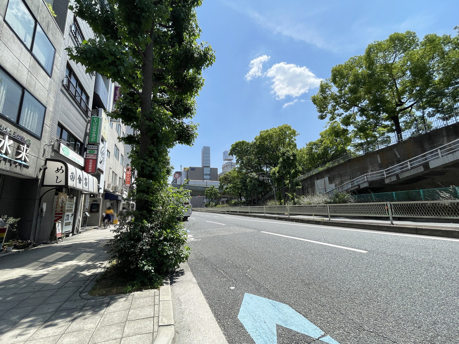 イトーピア扇町ビル前面の通り