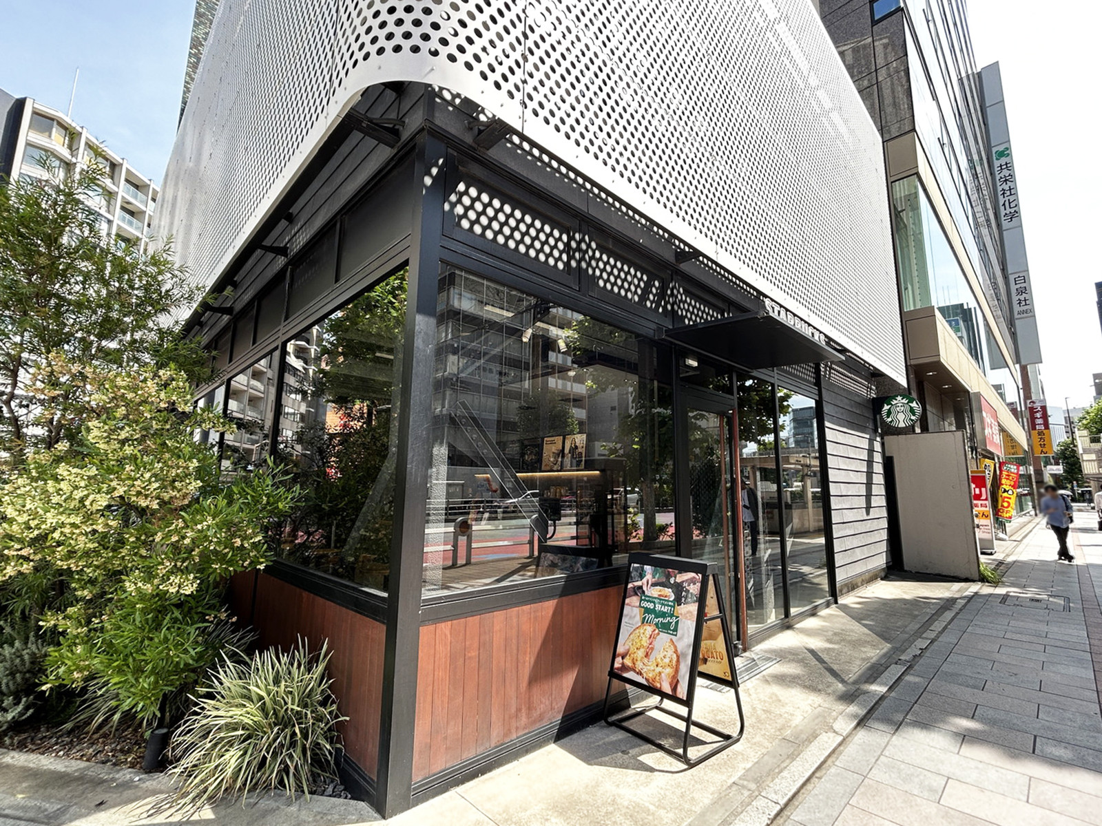 徒歩3分のスターバックス コーヒー 淡路町駅前店