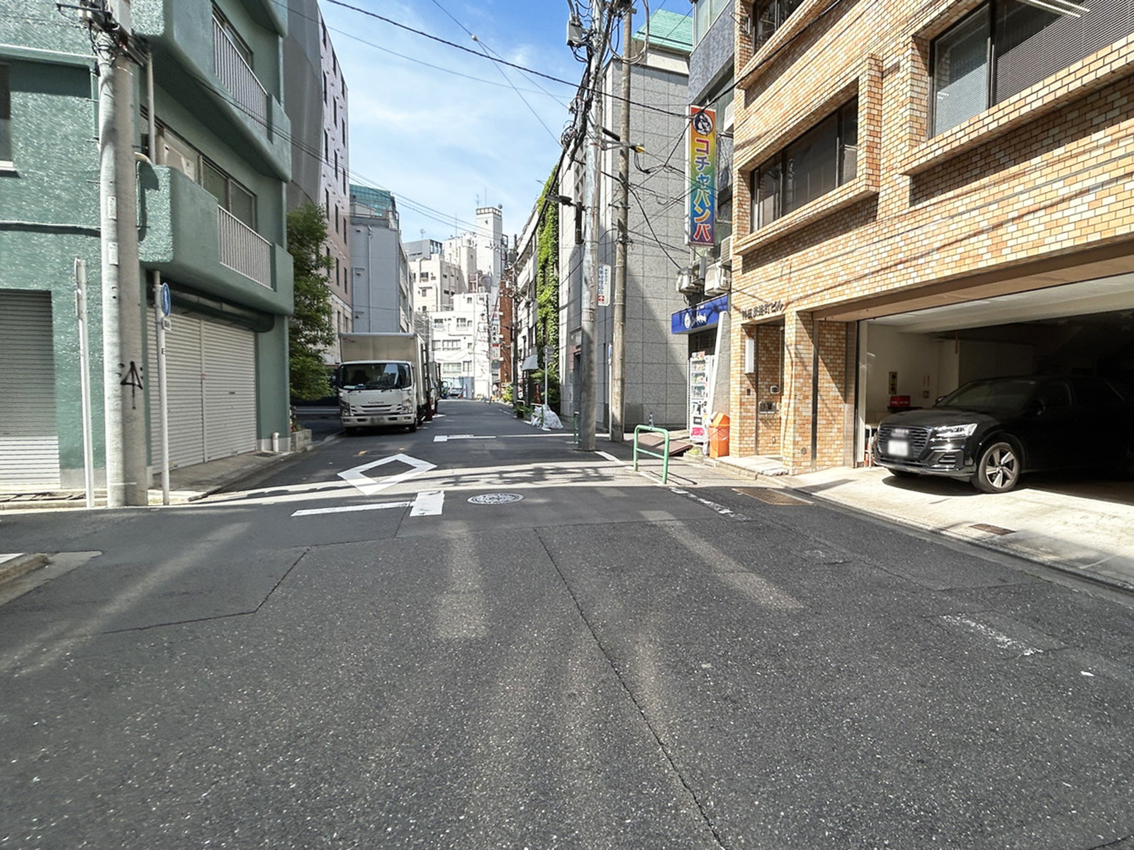 オフィスビル前面の通り