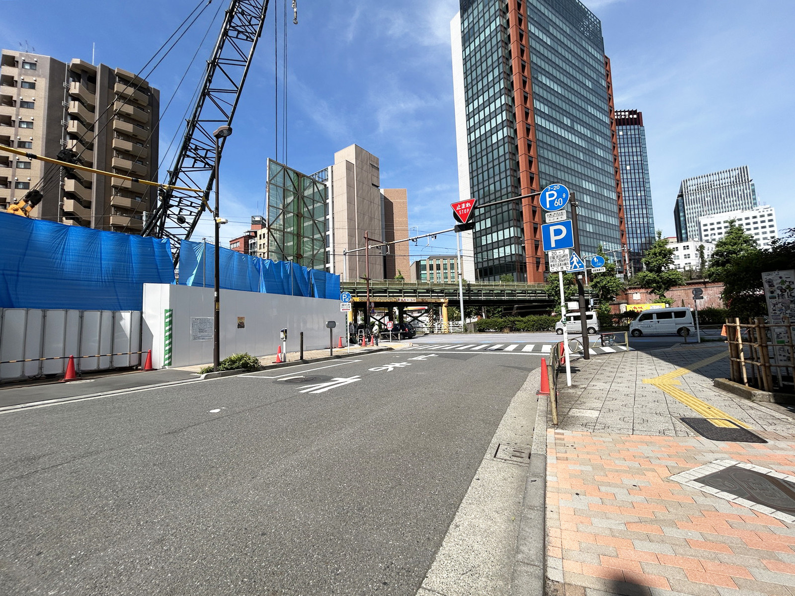 オフィスビル前面の柳原通り