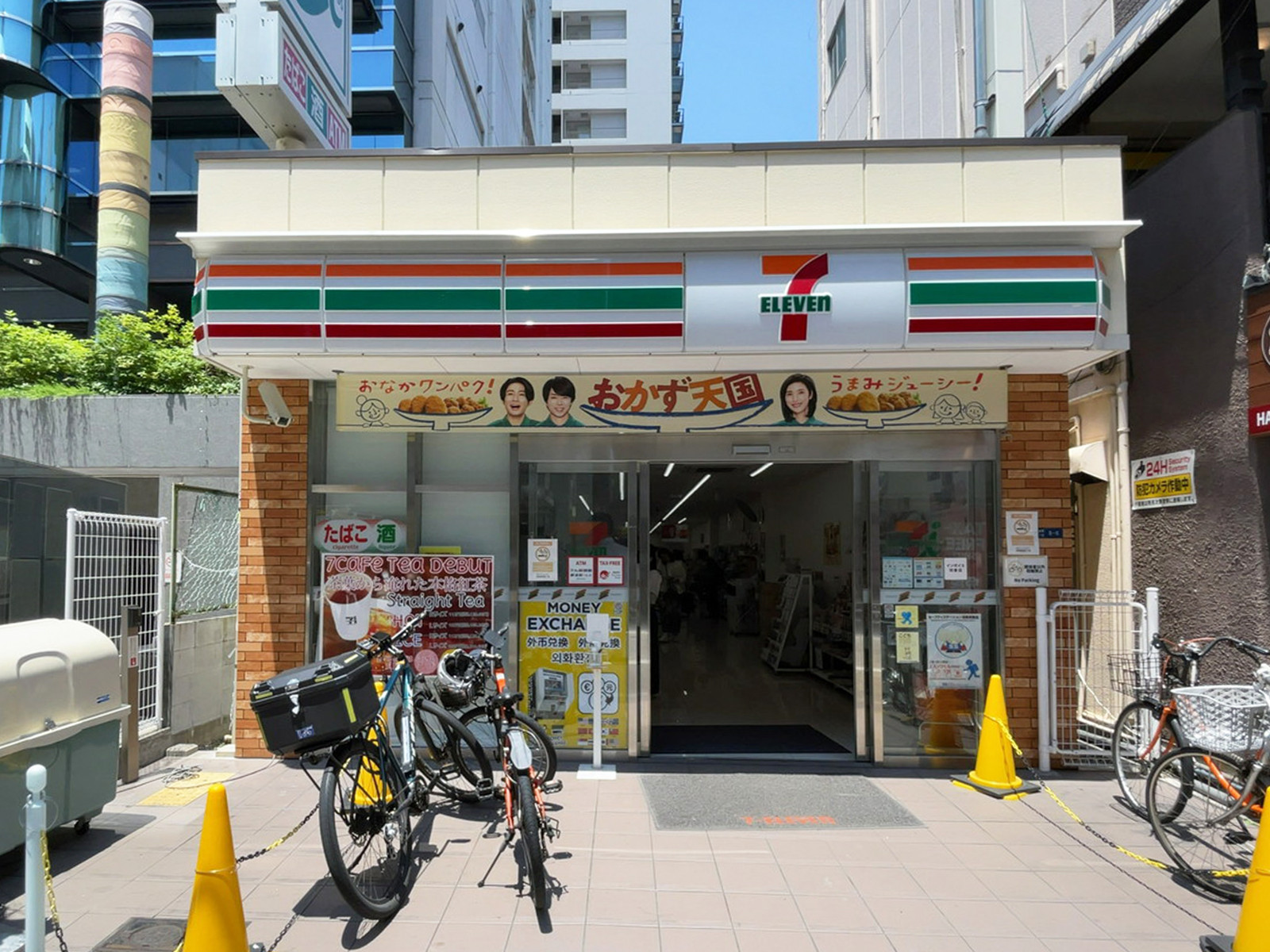 斜め向かいにあるセブン-イレブン 大阪南船場3丁目店