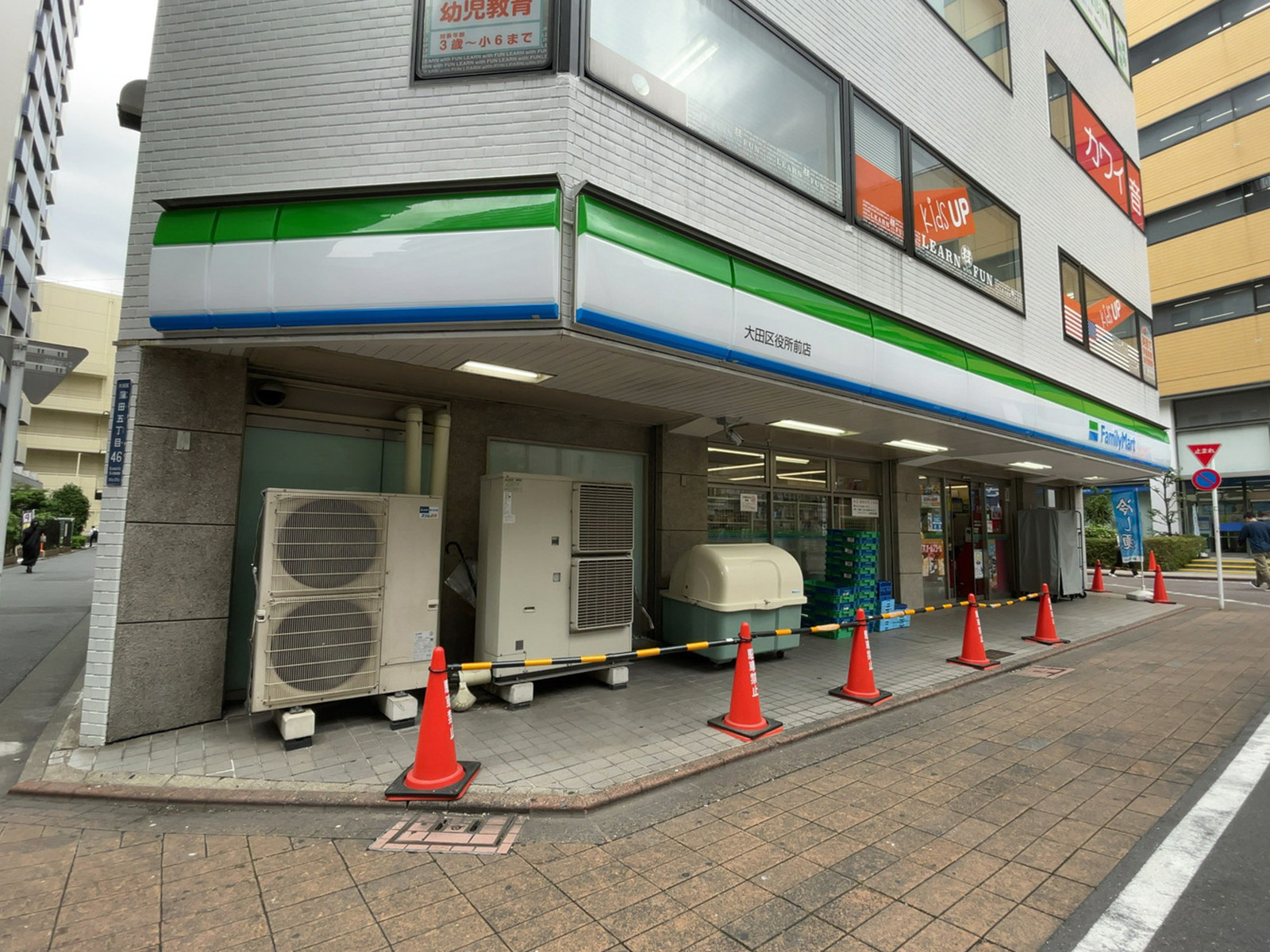 徒歩1分のファミリーマート 大田区役所前店