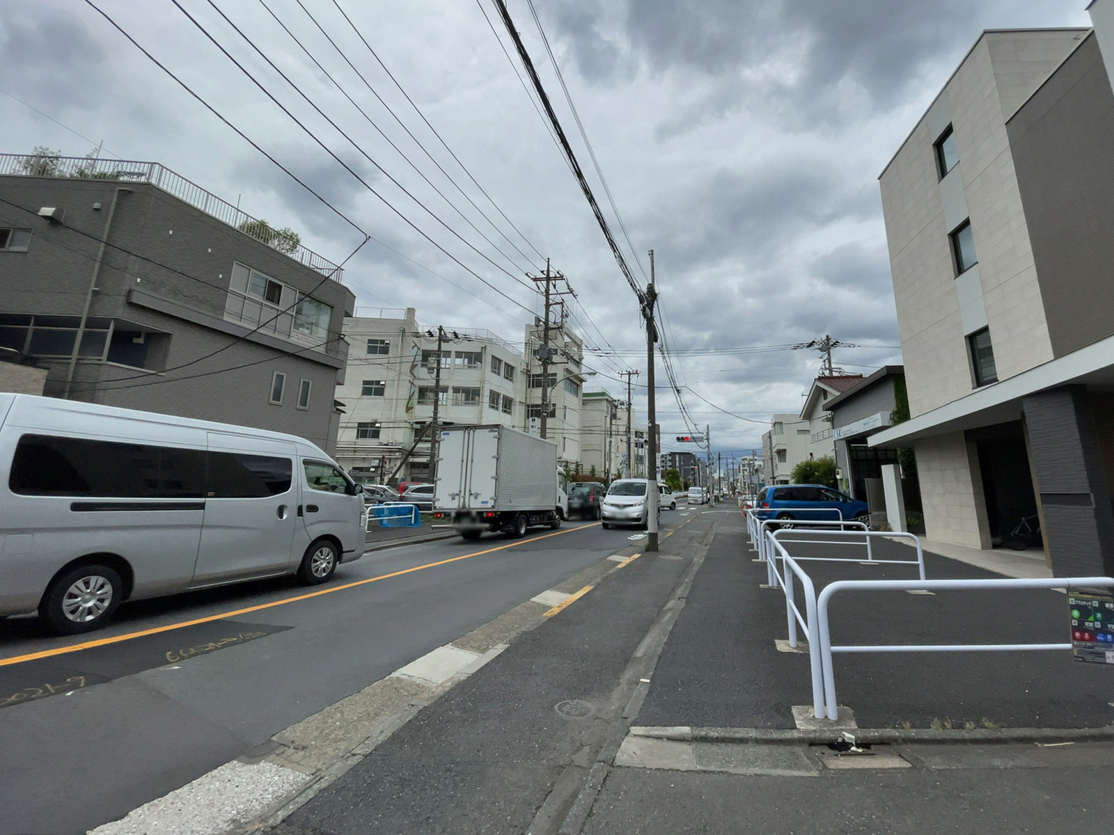 アバビル1号館前面の通り