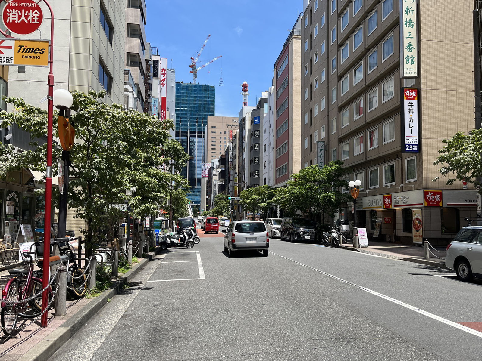 前面の赤レンガ通り