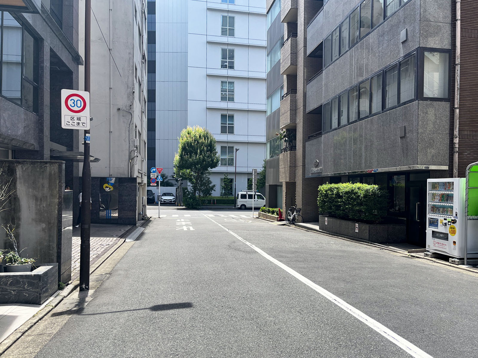 TQ神田猿楽町ビル前面の通り