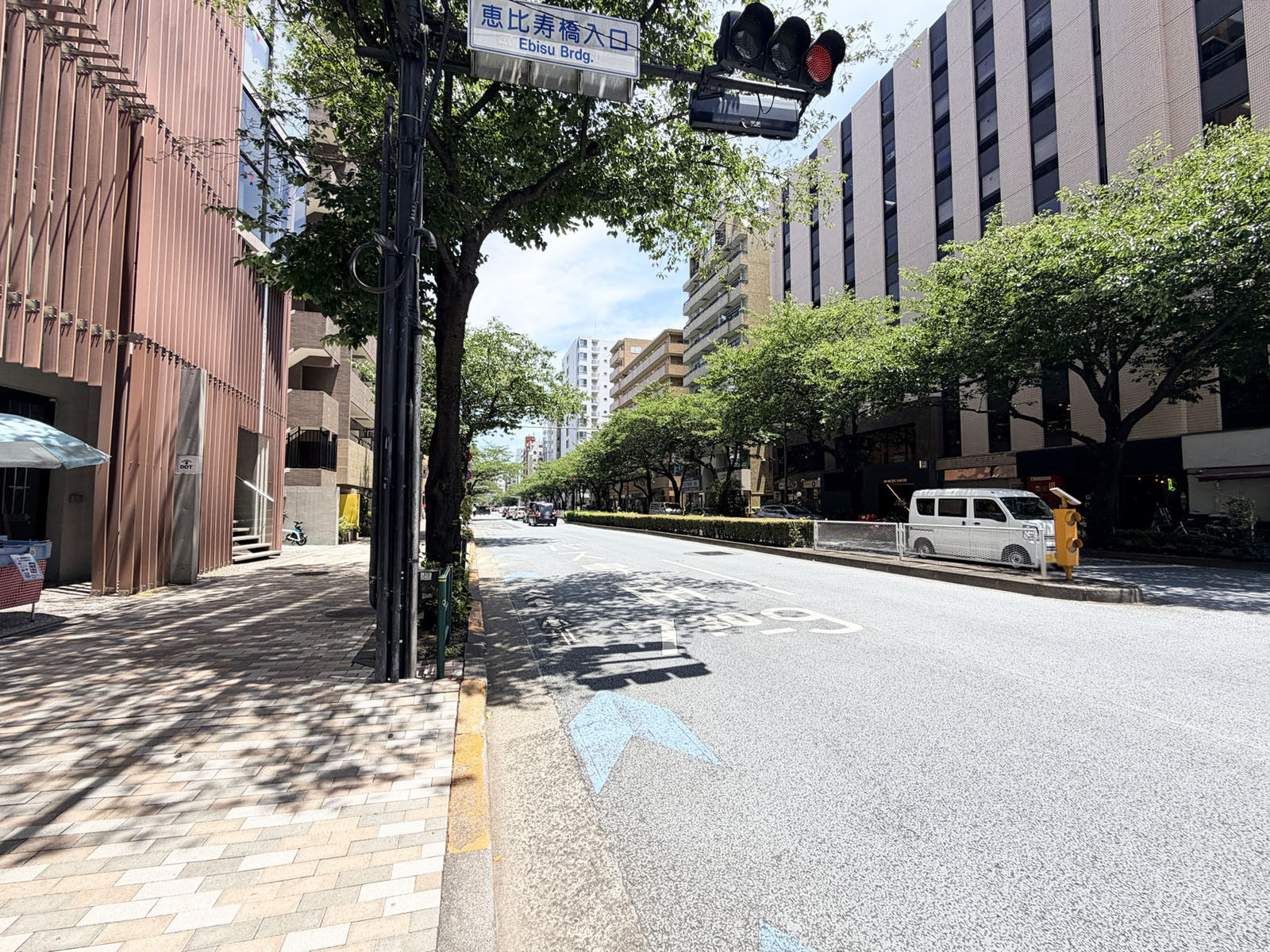 THE HUB 広尾前面の明治通り