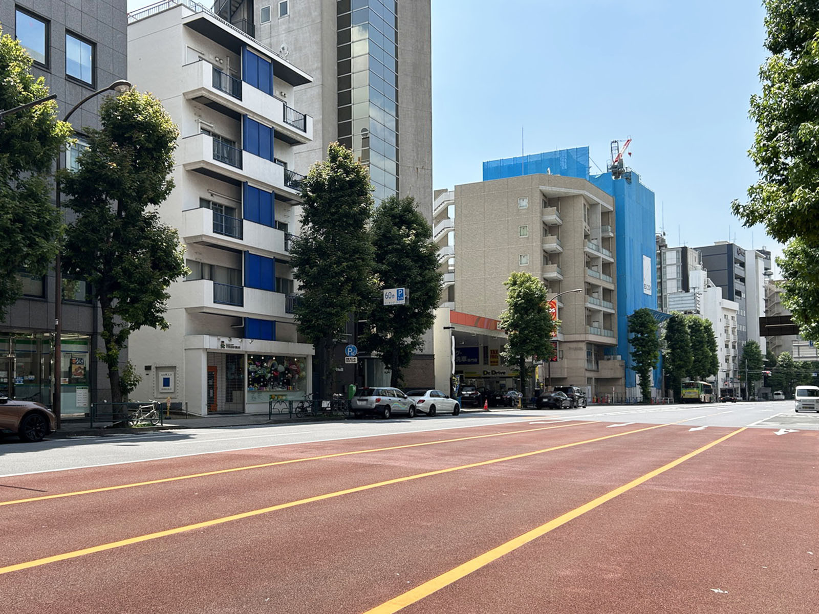 前面の外苑西通り