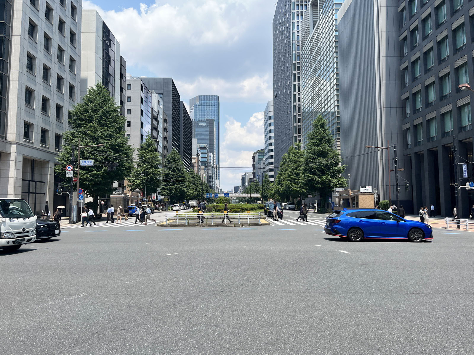 京橋MIDビル前面の鍛冶橋通り
