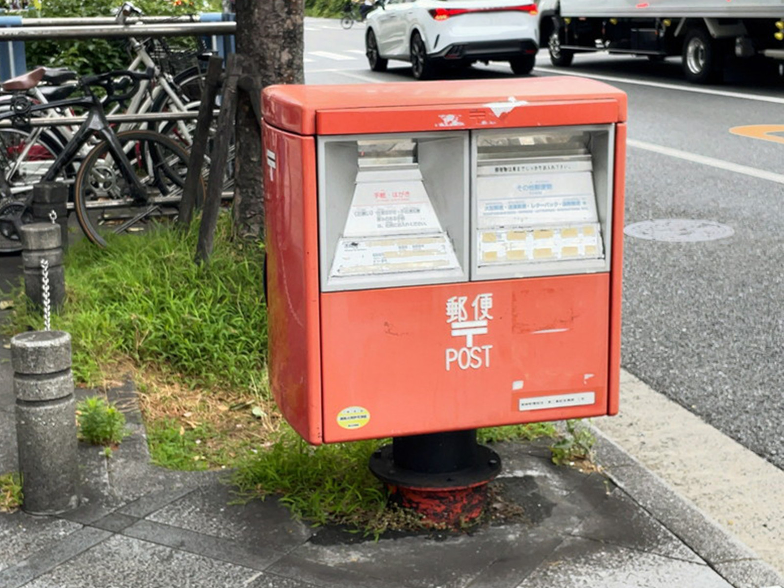 ビル前のポスト
