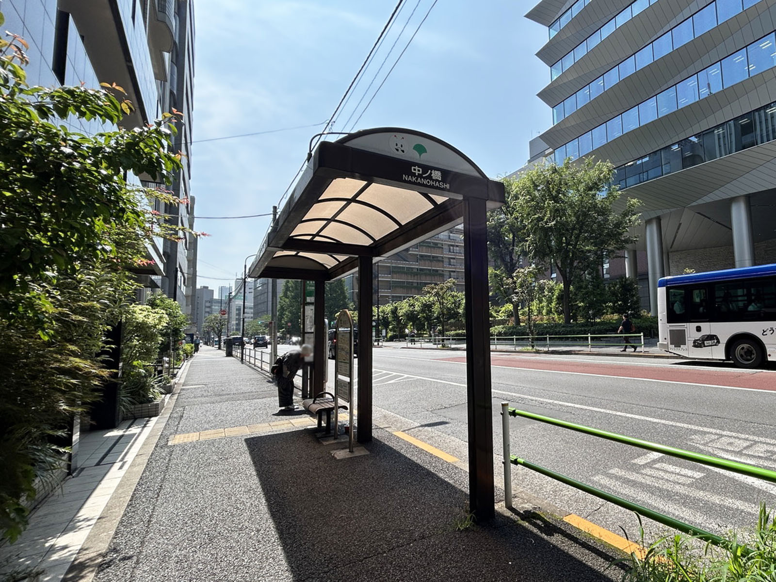ビル前の停留所「中ノ橋」